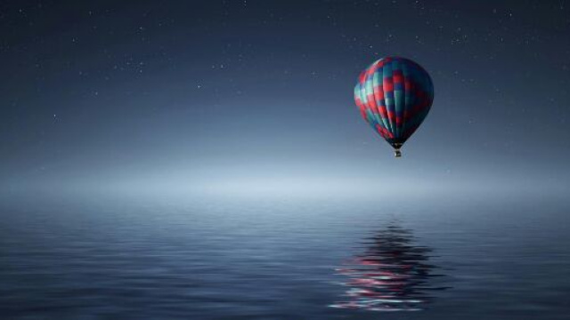 Molgolfiera sul mare di notte- &copy; Pexels