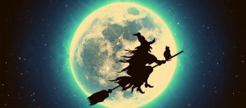 Sagoma di befana sulla scopa con un gattino © Pixabay