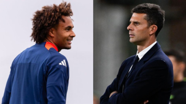 Joshua Zirkzee, attaccante del Manchester United. Foto &copy; Manchester United. Thiago Motta, allenatore della Juventus. Foto &copy; Juventus