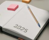 Agenda del 2025 vuota con post-it- © Pexels