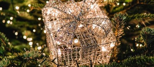 Decorazione di Natale a forma di pacco regalo © Pexels