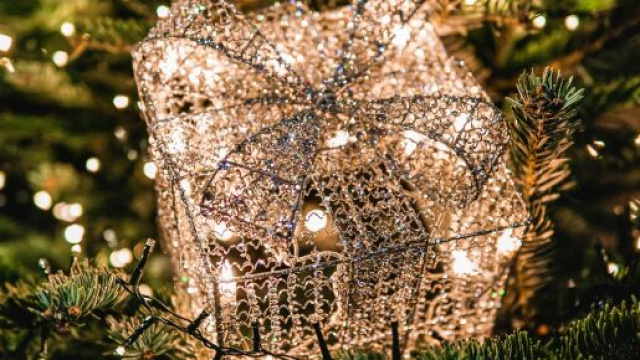 Decorazione di Natale a forma di pacco regalo &copy; Pexels