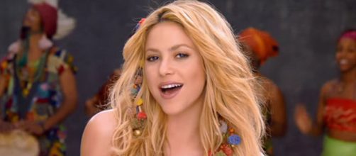 Shakira durante il video ufficiale di Waka waka (2010).