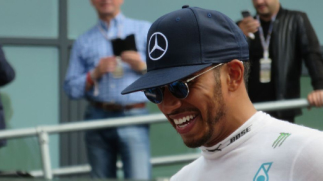 Lewis Hamilton in una foto del 2016 (© Wikicommons).