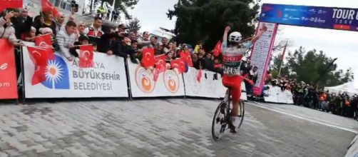 Ciclismo, Davide Piganzoli stacca tutti in salita e vince al Tour of Antalya