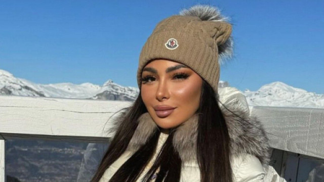 Maeva Ghennam grillée en pleine action avec son petit ami au parloir de sa prison, elle le trompe le lendemain. (Instagram @maevaaghennam)