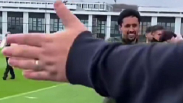 Marquinhos avec les supporters du PSG (capture X @PSG_inside)