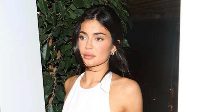 Tagli capelli e tonalit&agrave; per l'inverno 2024, il rame ginger e il bixie cut di Kylie Jenner.