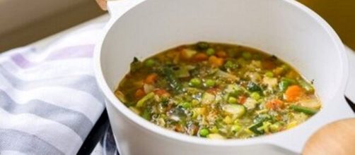 Zuppa di verdure all'inglese: un piatto semplice e nutriente.