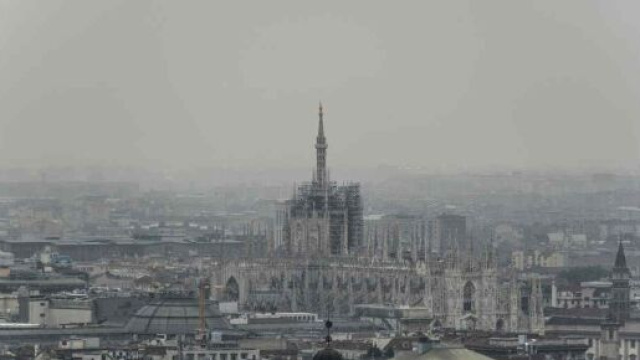 Una foto di Milano, in lontananza: il Duomo.