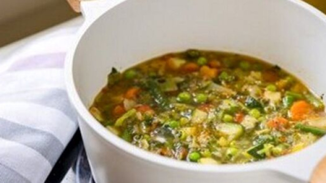 Zuppa di verdure all'inglese: un piatto semplice e nutriente.