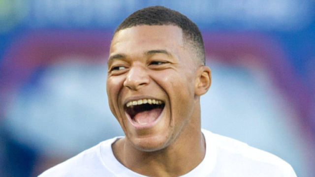 Kylian Mbappé tout sourire (capture X @panams75)