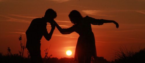 L'oroscopo del 25 febbraio: Gemelli ricordi dolci, Leone troppo possessivo.