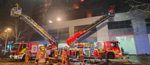 Los Bomberos rescataron a una pareja atrapada en la terraza de su vivienda (X, @BombersValencia)