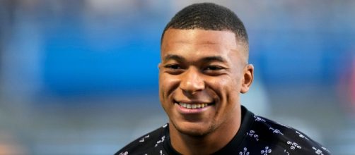 Kylian Mbappé souriant (capture X @panams75)