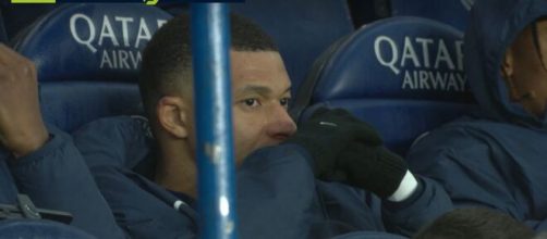 Mbappé agacé sur le banc de touche. (screenshot @canal+)