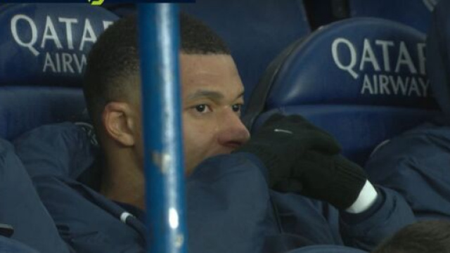 Mbappé agacé sur le banc de touche. (screenshot @canal+)