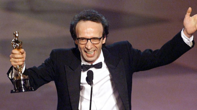 Roberto Benigni mentre ritira l'Oscar 1999.