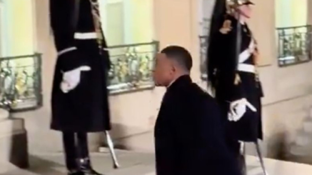 Mbappé présent à l'Elysée ce mardi soir. (screenshot Twitter @brut)