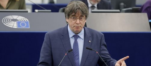 Carles Puigdemont indagato per terrorismo.