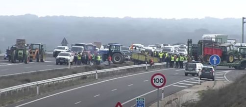 Algunas protestas de los agricultores han sido realizadas sin la autorización de las autoridades (Youtube, RTVE Noticias)