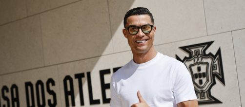 Cristiano Ronaldo posa en la federación portuguesa (Twitter/@cristiano)