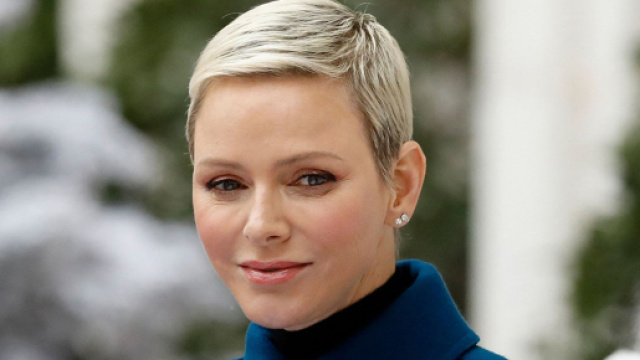 Tagli capelli e tonalità per l'inverno 2024, il castano nocciola e il pixie cut di Charlène di Monaco.