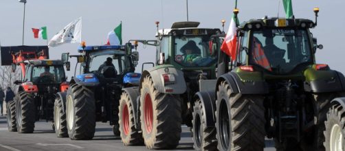 Protesta dei trattori, gli agricoltori in marcia verso Sanremo durante le serate del Festival.