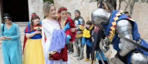 Las princesa Elena, Blancanieves y Jasmín acompañaron a Aitana mientras los soldados le hacían los honores (Facebook, Fundación Pequeño Deseo)