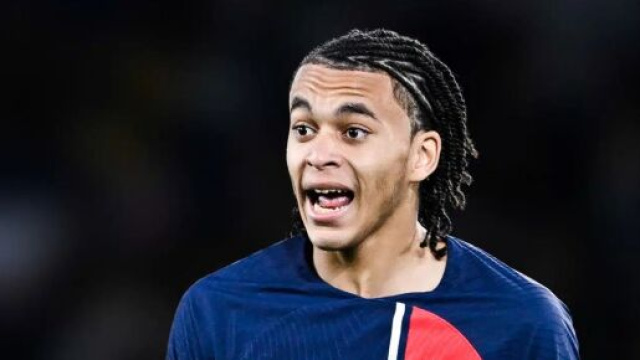 Ethan Mbappé avec le groupe du PSG. (screenshot Twitter - @LMDPSG ·)