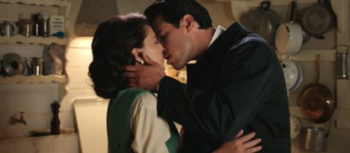 Maria (Chiara Russo) e Matteo (Danilo D'Agostino) nella scena del bacio in uno screenshot de © Il Paradiso delle signore.