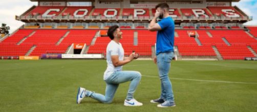 El futbolista se puso de rodillas para pedirle matrimonio a su novio (Instagram, @joshua.cavallo)