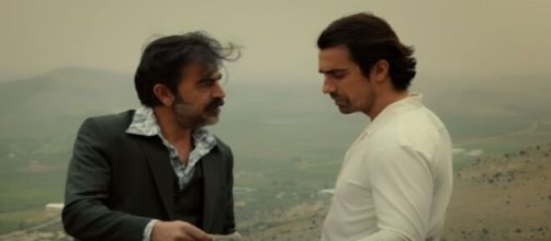 Abdülkadir Keskin (Erkan Bektas) mostra ad Hakan (Ibrahim Celikkol) la foto di Hamran. Screenshot © Bir Zamanlar Çukurova - AtvTurkiye