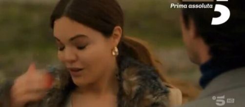 Hilal Altınbilek (Zuleyha) in una scena di Terra amara - screenshot © Canale 5.