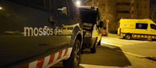 Una comitiva judicial autorizó el levantamiento de los tres cadáveres (X, @mossos)