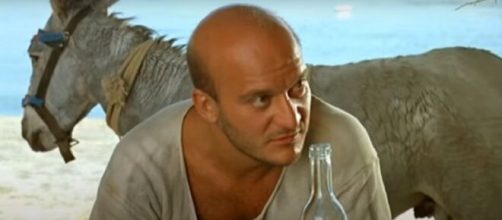 Claudio Bisio nel 1991, screenshot dal film ©Mediterraneo