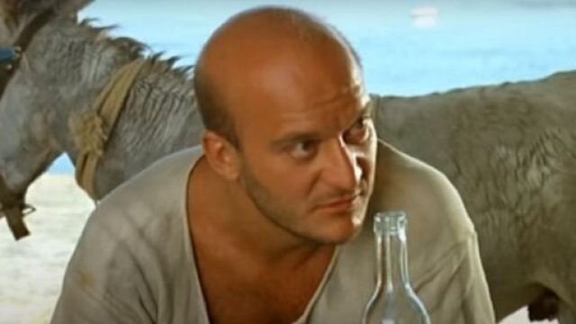 Claudio Bisio nel 1991, screenshot dal film ©Mediterraneo