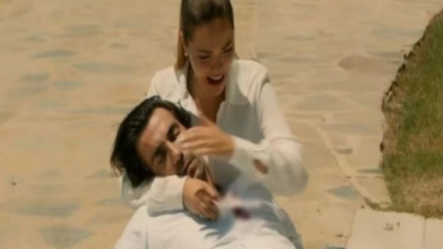 Hakan (Ibrahim Celikkol) tra le braccia di Züleyha (Hilal Altınbilek) Screenshot © Bir Zamanlar Cukurova - AtvTurkiye