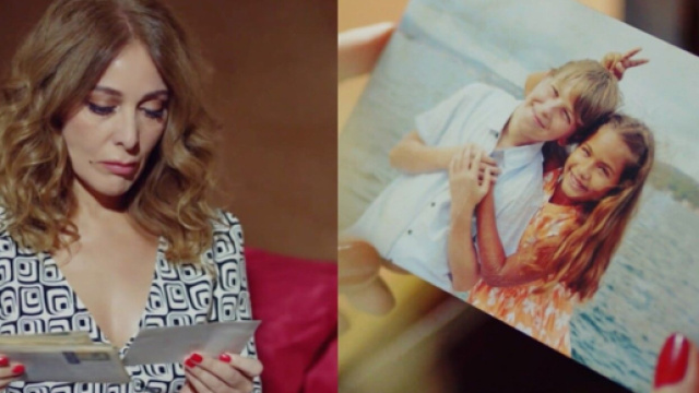 Leyla guarda le vecchie foto di famiglia, screenshot &copy; Endless Love