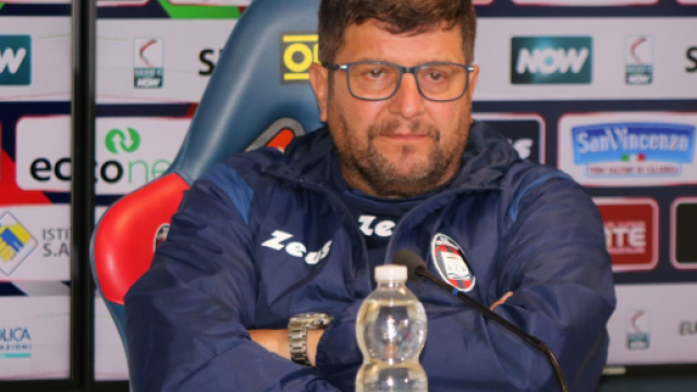 Baldini in conferenza stampa con la squadra del Crotone © Fc Crotone.