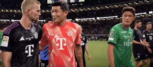 A destra Kim, difensore del Bayern Monaco, a sinistra Matthijs de Ligt - Screenshot © Canale Youtube Bayern Monaco FC.