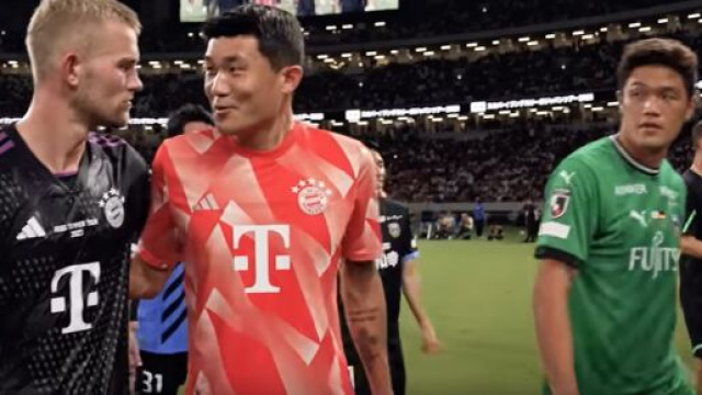 A destra Kim, difensore del Bayern Monaco, a sinistra Matthijs de Ligt - Screenshot &copy; Canale Youtube Bayern Monaco FC.