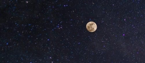 Cielo stellato e Luna © Pexels.com