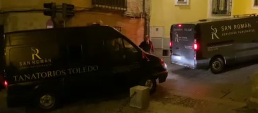 Los furgones funerarios acudieron a la vivienda situada en la zona más antigua de Toledo (Youtube, Castilla-La Mancha Media)