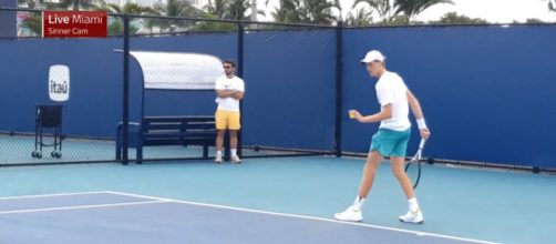 Jannik Sinner durante una seduta di allenamento a Miami, © screenshot da Sky Sport.