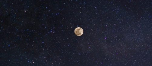 Cielo stellato con la luna © Pexels.com
