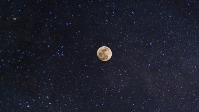Cielo stellato con la luna © Pexels.com