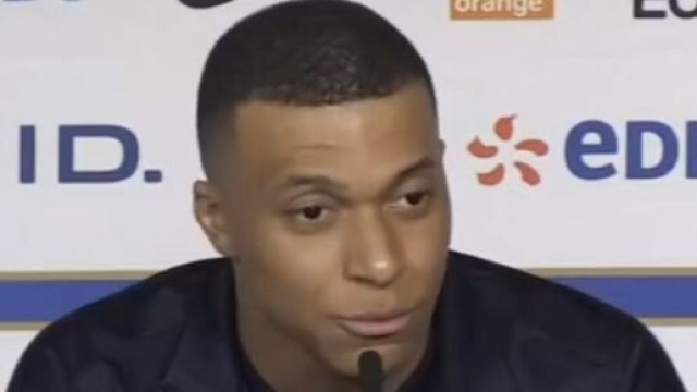 Kylian Mbappé avec les Bleus (capture Facebook RMC Sport)