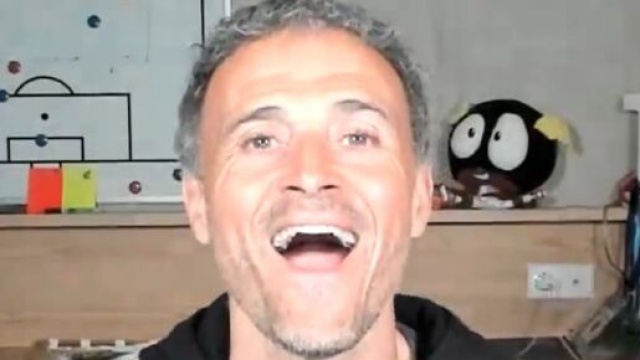 Luis Enrique en forme pour ses débuts au PSG. (screenshot Twitter - @Paris_SGINFOS)