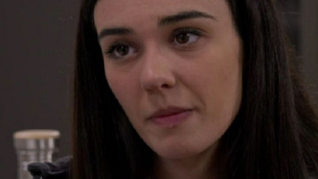 Rossella riflette su Riccardo - screenshot © Un posto al sole.